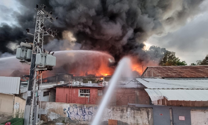حيفا: إخلاء منازل عقب حريق بمبان تحوي مواد خطيرة